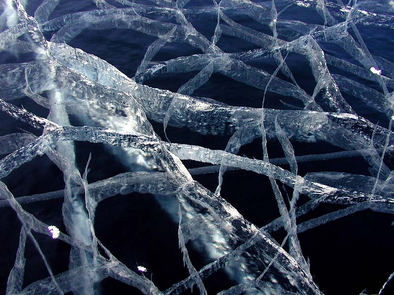 По льду пошли трещины. Лед трескается. Потрескавшийся лед. Ледяные трещины. Треснутый лед.